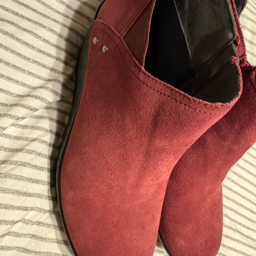 Skechers Parallel Ditto  Burgundy Size 9.5 Wedge Bootie Suede Comfort Cushioned